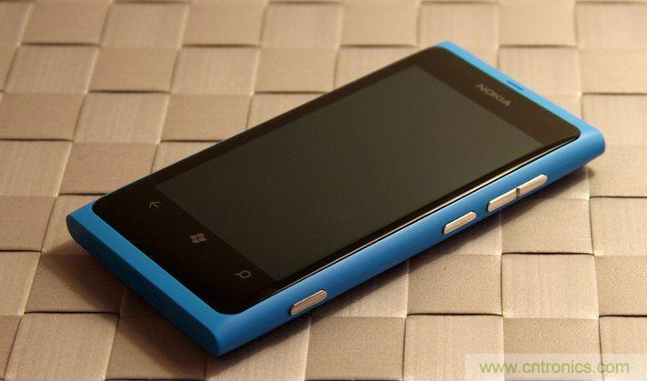 拆解諾基亞Lumia800,做工依舊精細(xì)！