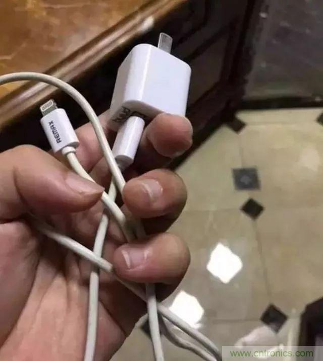 拆了個電容之后，我的iPhone也會自動訂房了